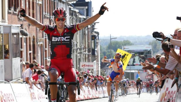 epa03359919 Italian Alessandro Ballan (L) of BMC Racing Team wins the last stage of the Eneco Tour cycling race from Maldegem to Geraardsbergen, Belgium, 12 August 2012. EPA/VINCENTJANNINK