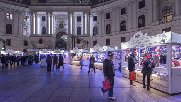 Der Weihnachtsmarkt vor der Hofburg in Wien ist gut besucht.