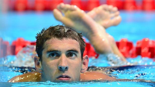 Michael Phelps schwimmt in einem Schwimmbecken.