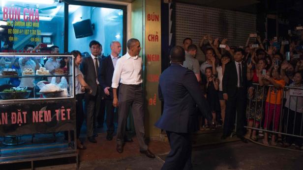 Barack Obama beim Verlassen des Lokals