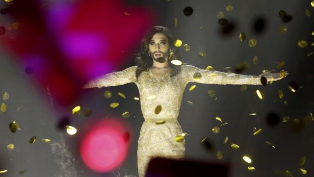 Conchita Wurst steht auf einer Bühne, umgeben von Konfetti.