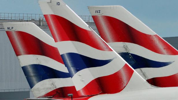 Die Heckflossen von drei British Airways Flugzeugen mit dem Union Jack Muster.
