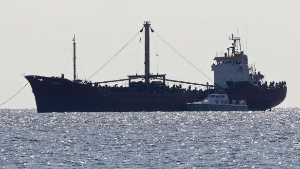 Ein Schiff namens „Baris“ ist mit vielen Menschen an Bord auf dem Meer unterwegs.
