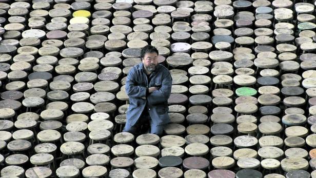 Der Künstler in seiner Fabrik: Die historischen Schemel dürfen nach Berlin, Ai Weiwei muss bleiben.