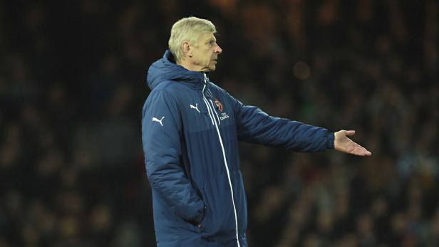 Arsène Wenger gestikuliert an der Seitenlinie.