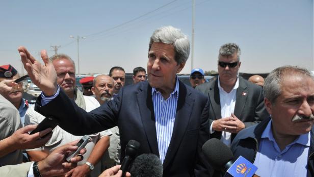 U.S. Secretary of State John Kerry speaks to reporters as Jordanian Foreign Minister Nasser Judeh (R) looks on during a visit to Zaatari refugee camp, near the Jordanian city of Mafraq July 18, 2013. Kerry spent about 40 minutes with half a dozen refugees who vented their frustration at the international community&#039;s failure to end Syria&#039;s more than two-year-old civil war, while visiting the camp that holds roughly 115,000 Syrian refugees in Jordan about 12 km (eight miles) from the Syrian border. REUTERS/Mandel Ngan/Pool (JORDAN - Tags: POLITICS)