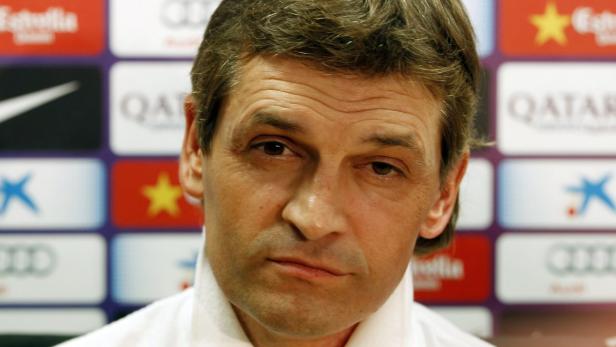 Barcelona&#039;s coach Tito Vilanova listens to a question during a news conference after a training session at Ciutat Esportiva Joan Gamper in Sant Joan Despi, near Barcelona, July 16, 2013. REUTERS/Gustau Nacarino (SPAIN - Tags: SPORT SOCCER)  