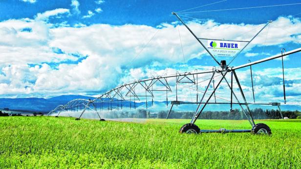 Ein Bewässerungs-Gerät von der Firma Bauer das auf einem Feld steht.
