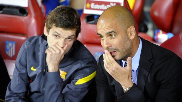 Barcelona&#039;s second coach Tito Vilanova (L) talks to Pep Guardiola before their Spanish King&#039;s Cup soccer match final against Athletic Bilbao at the Vicente Calderon stadium in Madrid, May 25, 2012. REUTERS/Felix Ordonez (SPAIN - Tags: SPORT SOCCER)