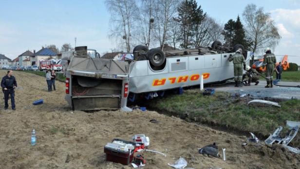 Der Busunfall in Schwand forderte 19 Verletzte und ein Todesopfer.