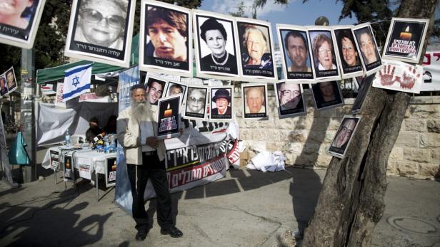Eine Mahnwache mit Fotos von Opfern und einer israelischen Flagge.