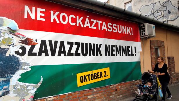 Ganz Ungarn ist zugeklebt mit Fidesz-Regierungswerbung.