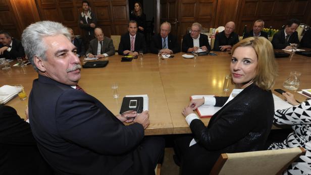 Schelling und Steßl verhandelten auf Regierungsseite mit GÖD-Chef Neugebauer (M.)