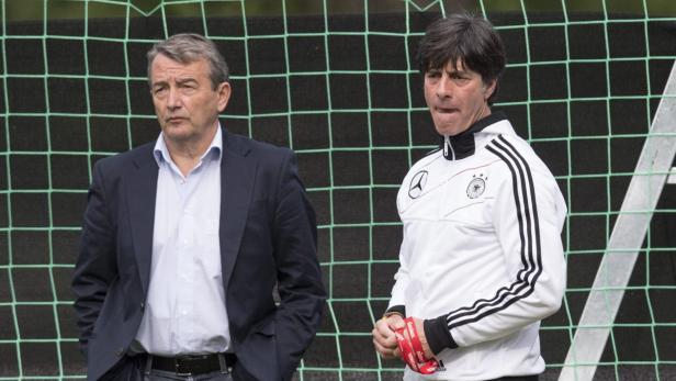 epa03281332 Germany&#039;s head coach Joachim Loew (R-L) and Wolfgang Niersbach, President of German Football Association during a training session of the German national soccer team on the training pitch next to hotel Dwor Oliwski in Gdansk, Poland, 25 June 2012. Germany will play their semi final match against Italy on 28 June. EPA/JENS WOLF