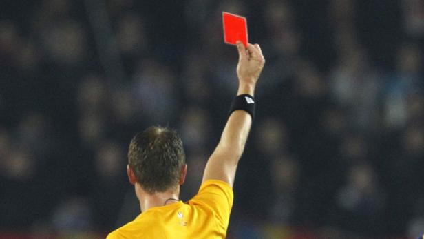 Italian referee Paolo Valeri shows the red card to FC Basel&#039;s (FCB) Cabral during their Europa League Group G soccer match against Sporting Lisbon in Basel November 22, 2012. REUTERS/Arnd Wiegmann (SWITZERLAND - Tags: SPORT SOCCER)