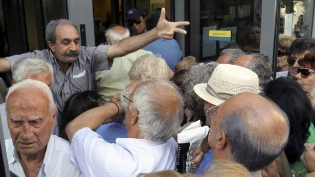 Griechische Banken zahlten wieder 120 Euro Vorschuss auf Renten aus – das Gedränge vor den Geldinstituten war enorm, die Empörung der Pensionisten ebenfalls