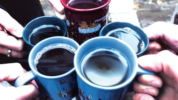 Glühweintrinken am Innsbrucker Christkindlmarkt - Glühweintassen