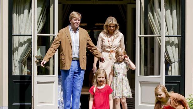 epa03793302 Dutch King Willem Alexander (back L) and his wife Queen Maxima (back R)pose for photographs with their daughters Princesses Ariane (C), Alexia (L) and Amalia (R) and their dog called Skipper during the annual royal photo session at their property in Wassenaar, The Netherlands, 19 July 2013. EPA/ROBIN VAN LONKHUIJSEN