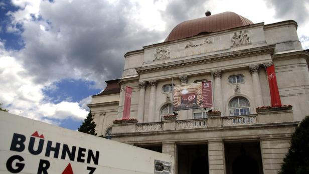 Die Oper Graz mit einem Bühnen Graz-LKW im Vordergrund.