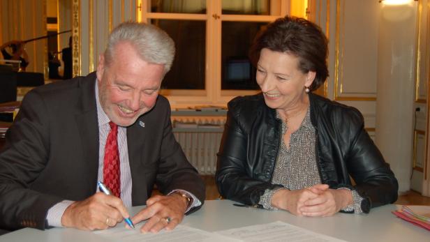 K. Schneeberger und G. Heinisch-Hosek besiegelten die Vereinbarung