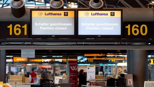 Zwei Bildschirme zeigen „Schalter geschlossen“ am Lufthansa-Schalter 160 und 161.