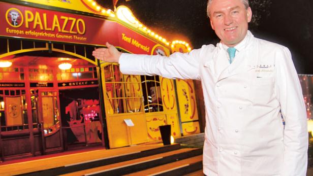 Toni Mörwald posiert vor dem Eingang des Palazzo Gourmet-Theaters.
