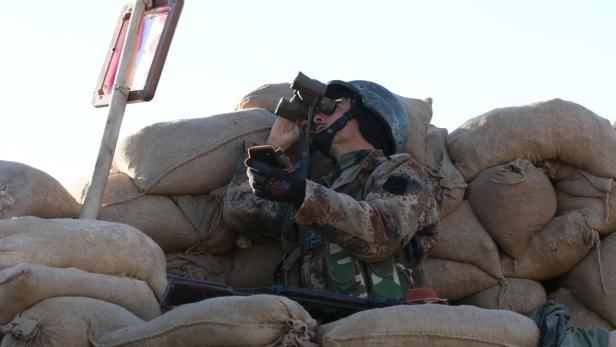 Kurdischer Peschmerga-Kämpfer in Stellung.