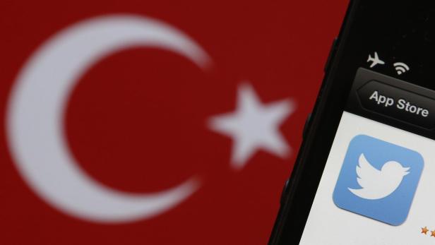 Ein Smartphone zeigt das Twitter-Symbol vor der türkischen Flagge.