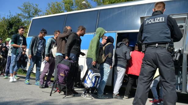 Flüchtlinge, die kein Asyl beantragen, werden per Bus zurück nach Österreich gebracht