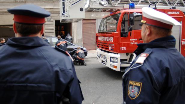 Polizisten und Feuerwehrleute bei einem Einsatz in Wien.