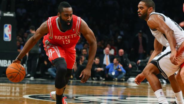 James Harden dribbelt den Ball während eines Basketballspiels.