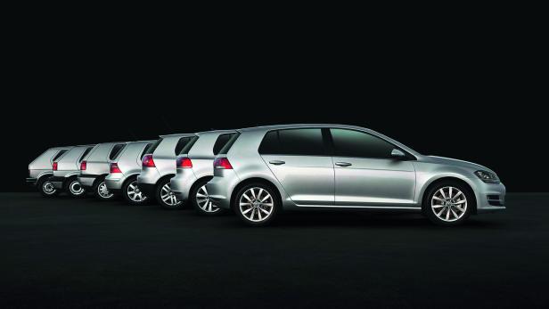 Eine Reihe silberner VW Golf-Modelle verschiedener Generationen vor einem schwarzen Hintergrund.