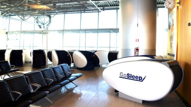 Nächtliche Zwischenstopps auf Flughäfen können ganz schön unbequem sein. Doch das ungelenke Nickerchen im harten Sessel hat ein Ende, zumindest am Flughafen Helsinki.