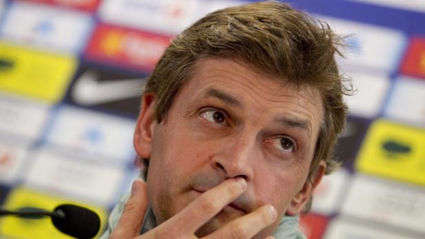epa03793644 (FILE) Photo dated 11 May 2013 shows FC Barcelona&#039;s head coach, Tito Vilanova, addresses a press conference after taking part in a team&#039;s training session in Sant Joan Despi, Barcelona, northeastern Spain. Tito Vilanova has stepped down as Barcelona coach after suffering a further recurrence of throat cancer, the club announced during a press conference on 19 July 2013. EPA/ALEJANDRO GARCIA *** Local Caption *** 50824478