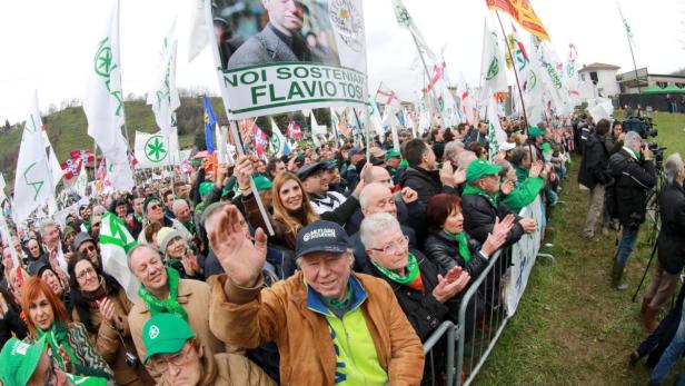 Eine Menschenmenge demonstriert mit Fahnen und Schildern für Flavio Tosi.