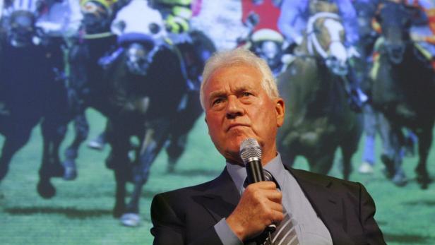 Frank Stronach, Chairman &amp; Interim Chief Executive Officer Magna Entertainment Corp, speaks at the company&#039;s annual general meeting in Toronto May 6, 2008. Magna Entertainment Corp , which counts a number of prestigious U.S. horse racing tracks among its holdings, swung to a first-quarter loss on Tuesday, hurt partly by a poor performance at its Gulfstream operation. REUTERS/Mark Blinch (CANADA)