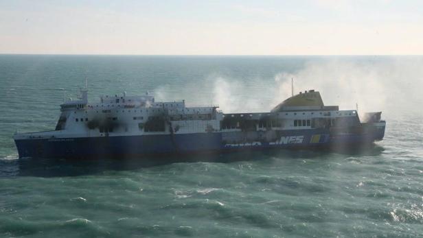 Eine brennende Fähre, die „Norman Atlantic“, treibt auf dem Meer.