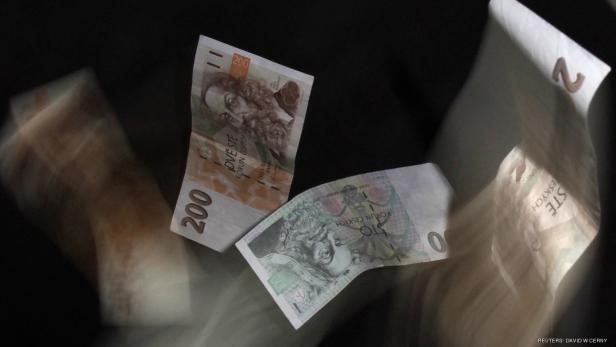 Tschechische Kronen in den Werten 100 und 200 fliegen durch die Luft.