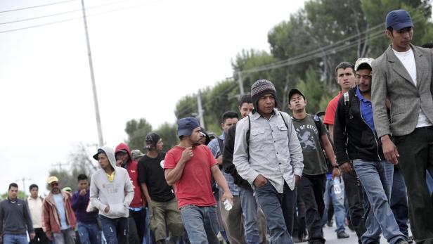 Eine Gruppe von Menschen geht eine Straße entlang.