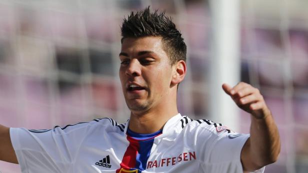 FC Basel&#039;s (FCB) Aleksandar Dragovic (R) celebrates his goal with his teammate Valentin Stocker during their Swiss Super League soccer match against FC Servette in Geneva March 3, 2013. REUTERS/Valentin Flauraud (SWITZERLAND - Tags: SPORT SOCCER)