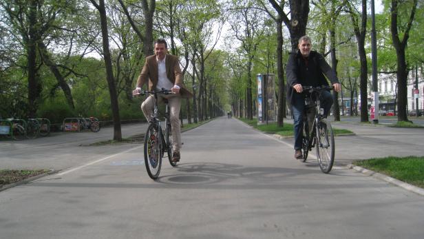 Gestern laut denkend auf dem Ring-Radweg: Grünpolitiker Georg Willi &amp;amp; Rüdiger Maresch (re.)