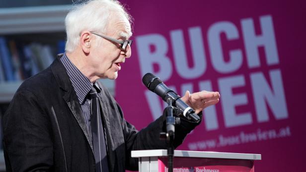Schriftsteller Adolf Muschg bei seiner Eröffnungsrede