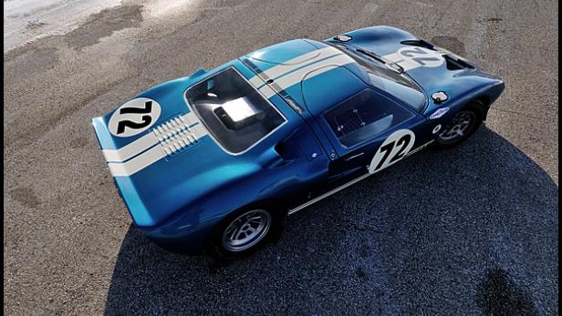 Ein blauer Ford GT40 mit weißen Streifen und der Nummer 72 steht auf einem Parkplatz.