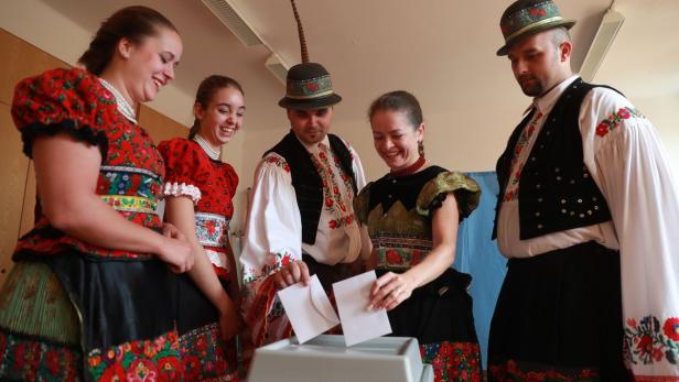 Ungarn in Tracht stimmen ab.