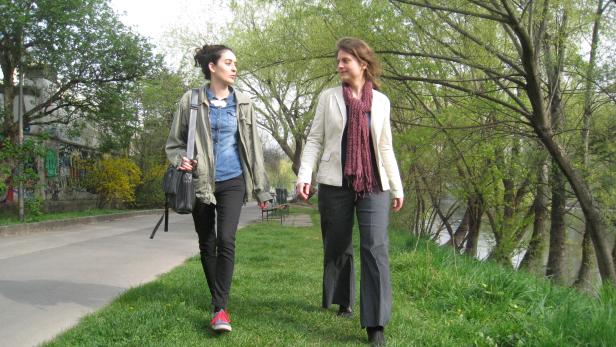 Gemeinsame Flanerie am Ufer des Donaukanals: Kathrin Ivancsits &amp; Petra Jens (re.)