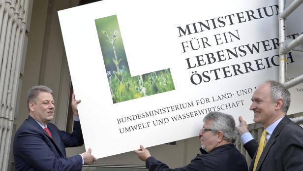Drei Männer halten ein Schild des österreichischen Bundesministeriums für Landwirtschaft, Regionen und Tourismus.
