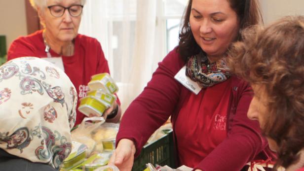 In elf Wiener Ausgabestellen verteilen freiwillige Caritas-Mitarbeiter gespendete Lebensmittel an armutsgefährdete Menschen.