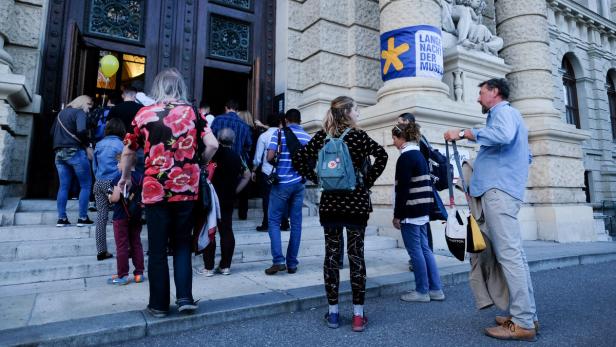 Besucher vor dem Naturhistorischen Museum