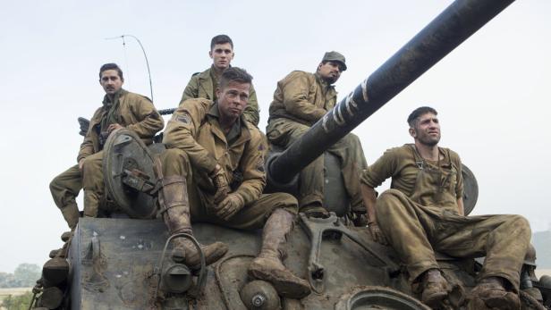 „Wardaddy“ Brad Pitt (Mitte) befehligt eine US-Panzertruppe, die sich durch Nazi-Deutschland pflügt