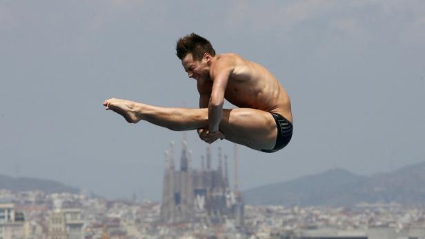 Austria&#039;s Constantin Blaha performs a dive at the men&#039;s 1m springboard preliminary during the World Swimming Championships at the Montjuic municipal pool in Barcelona July 20, 2013. REUTERS/Gustau Nacarino (SPAIN - Tags: SPORT DIVING TPX IMAGES OF THE DAY)